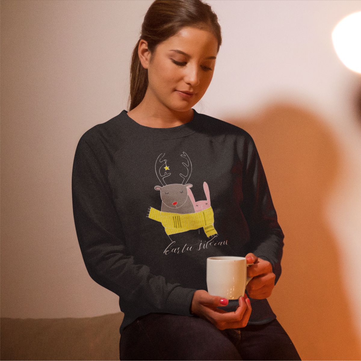 UNISEX juodas kalėdinis džemperis be gobtuvo "Kartu šilčiau"