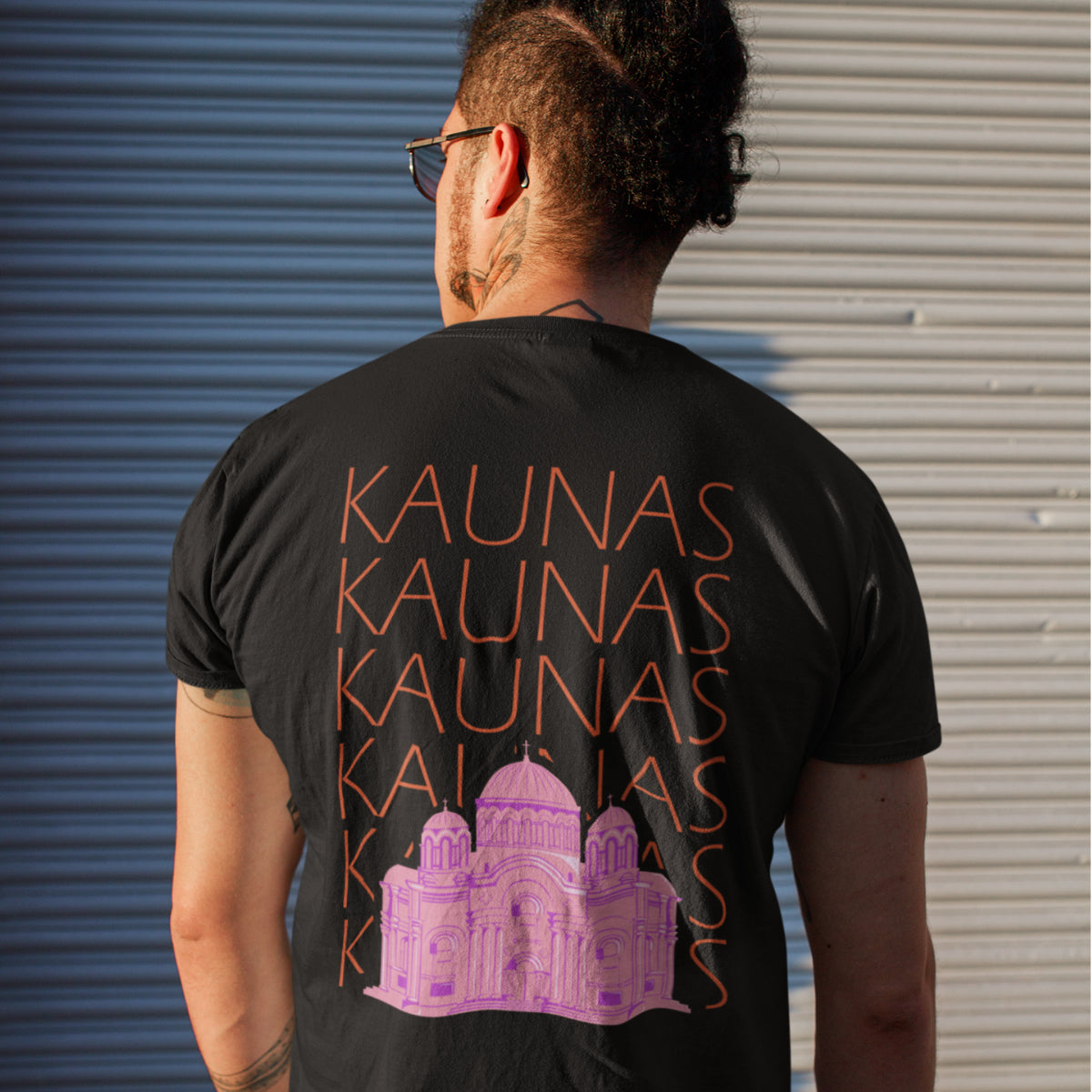 Juodi marškinėliai su spauda ant nugaros  "Mano Kaunas“