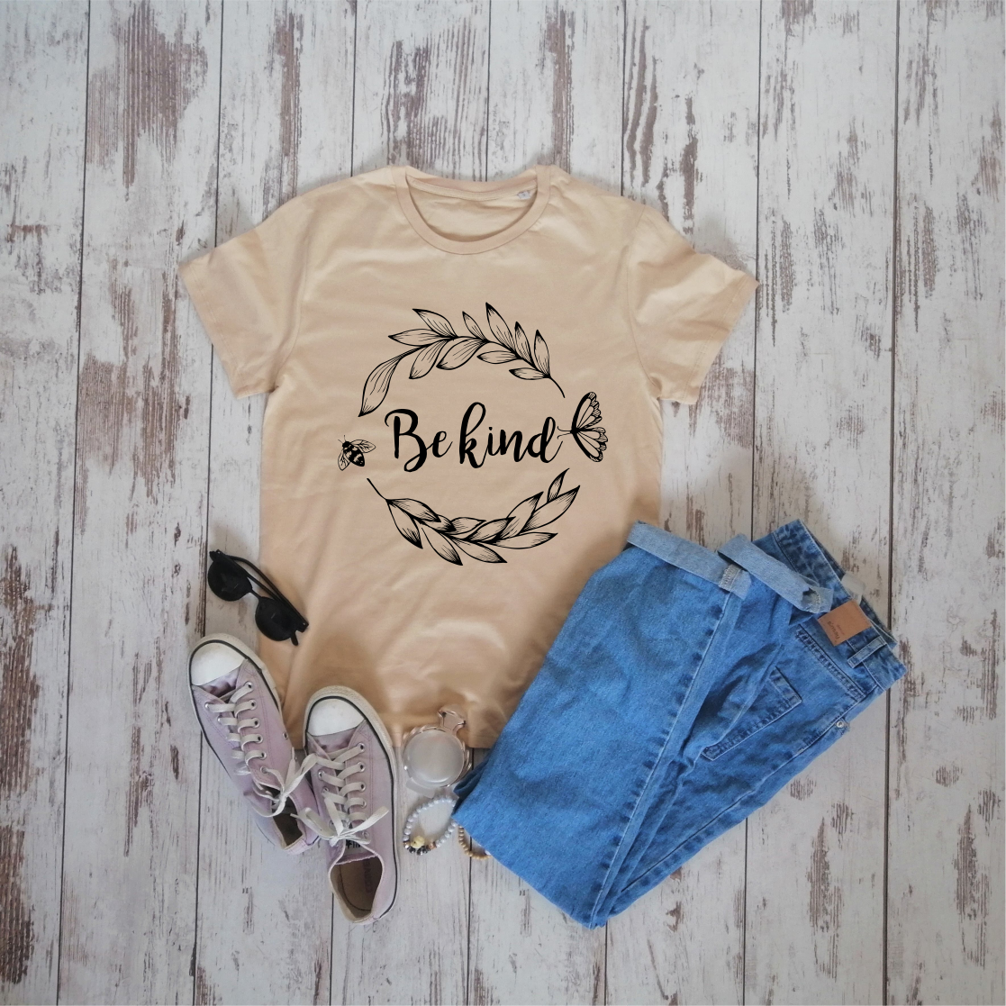 Smėlio spalvos ekologiškos medvilnės marškinėliai "Be kind"