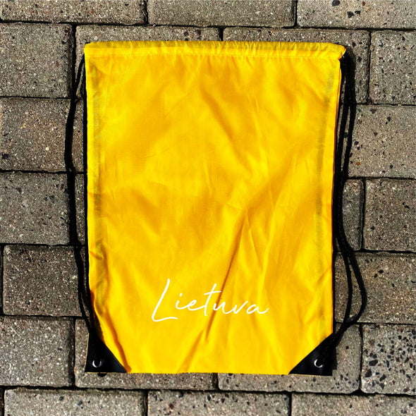 Geltona sportinė kuprinė su balta aplikacija "Lietuva“