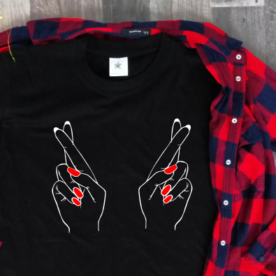 Juodi marškinėliai "Sukryžiuoti pirštai"