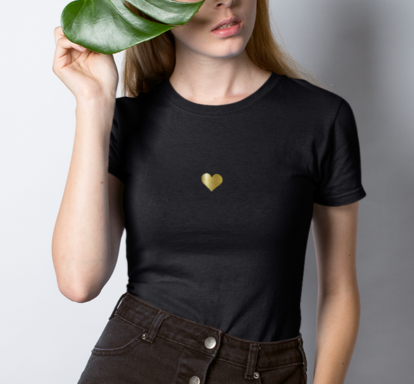 Juodi moteriški marškinėliai su auksiniu lipduku "Širdelė“