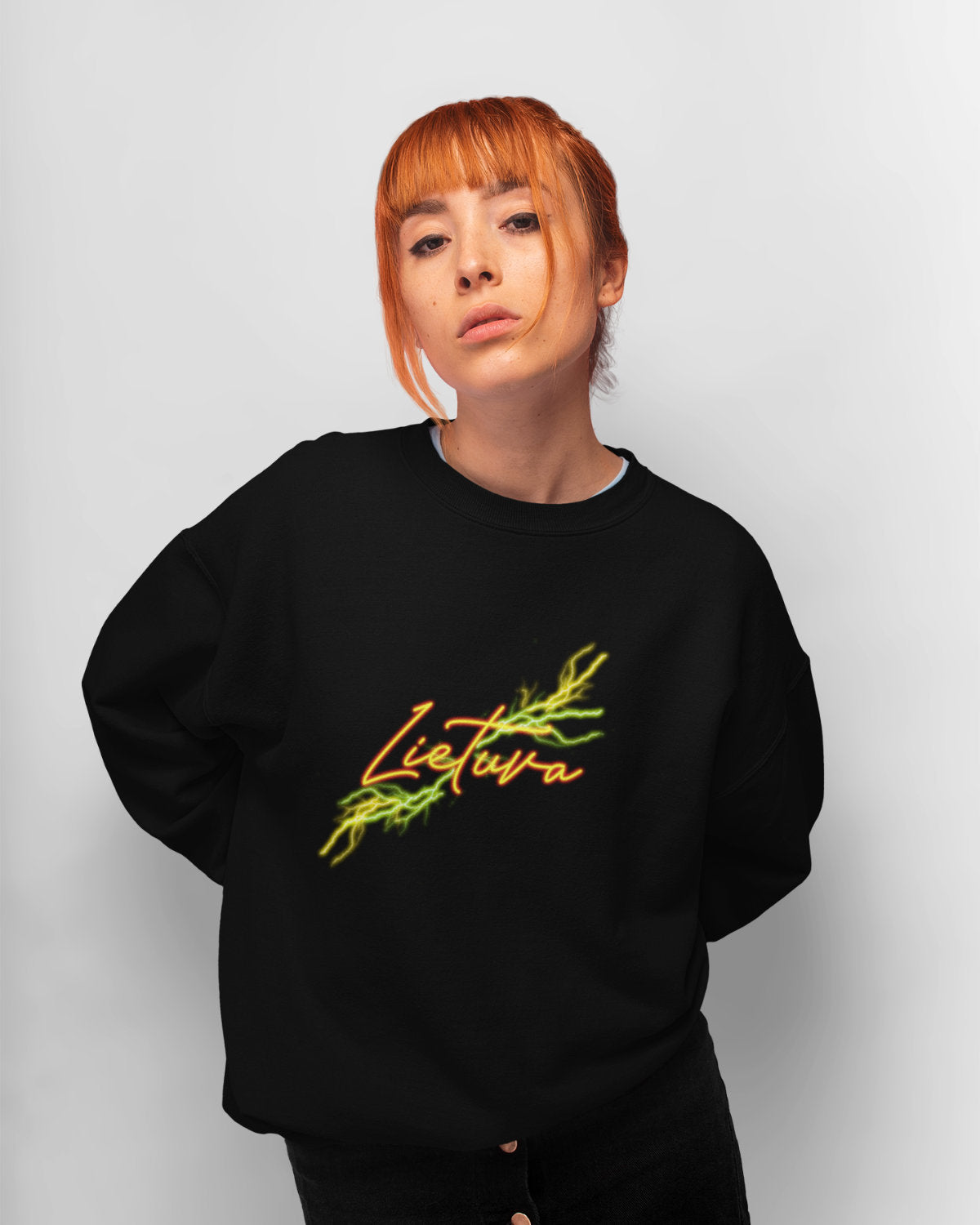 Juodas džemperis be gobtuvo "Neon Lietuva"