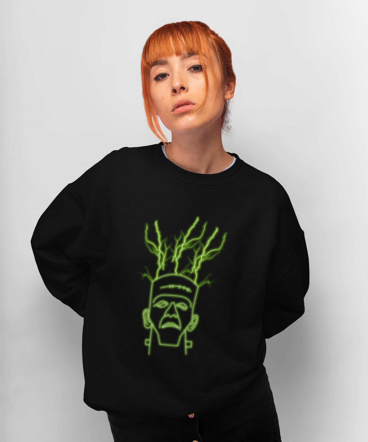 Juodas UNISEX džemperis be gobtuvo "Frankenšteinas"