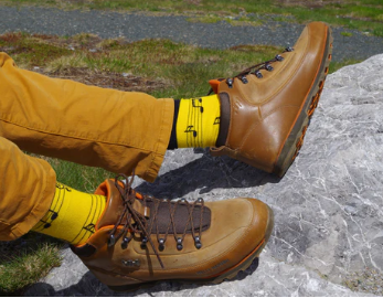 Muzikinės natos - Linksmos geltonos kojinės vyrams (Penguin socks)