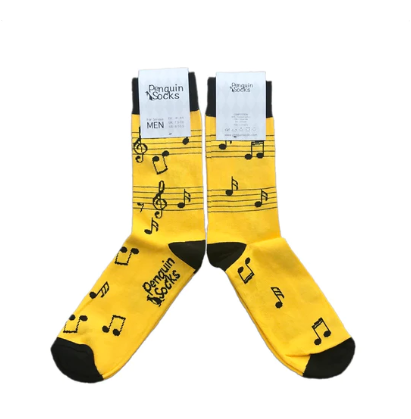 Muzikinės natos - Linksmos geltonos kojinės vyrams (Penguin socks)