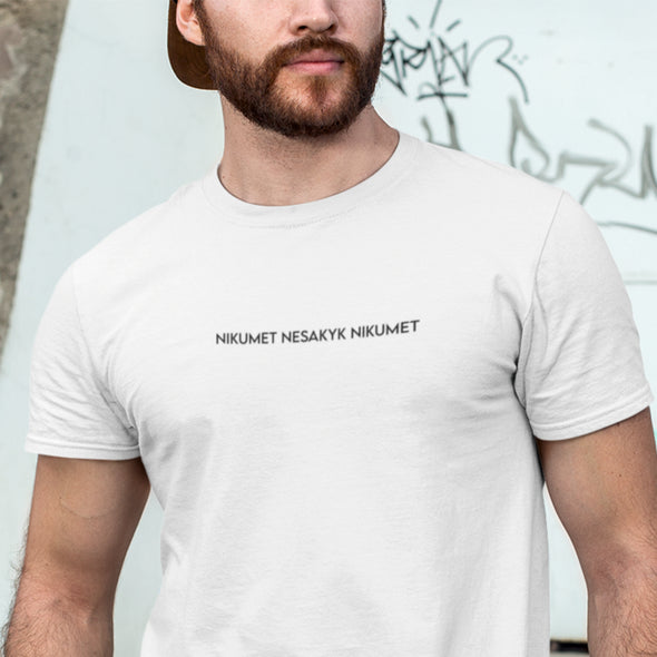 Balti UNISEX marškinėliai su žemaitišku užrašu "Nikumet nesakyk nikumet"