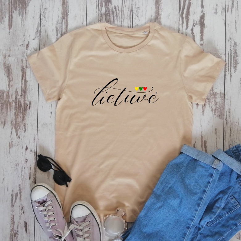 Smėlio spalvos UNISEX ekologiškos medvilnės marškinėliai "Lietuvė su širdelėmis"