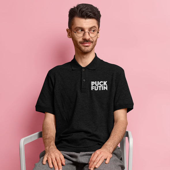 Juodi polo marškinėliai su baltu marginimu "Puck futin“
