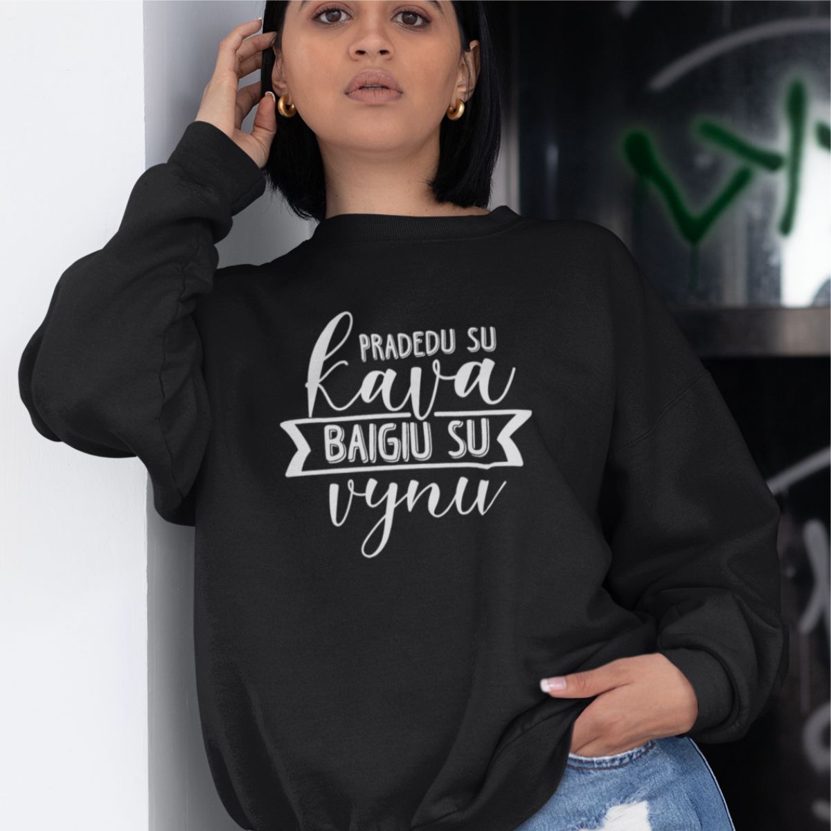 Juodas džemperis be gobtuvo "Pradedu su kava" ŠIURPNAČIO PASIŪLYMAS (M)