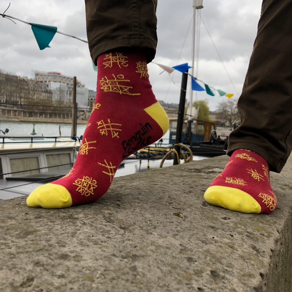 Kryžiukai - nuliukai - Linksmos geltonos kojinės vyrams (Penguin socks)
