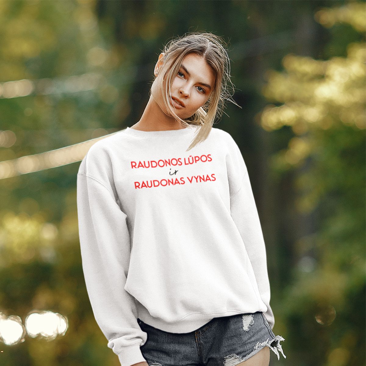 Baltas UNISEX džemperis be gobtuvo "Raudonos lūpos"
