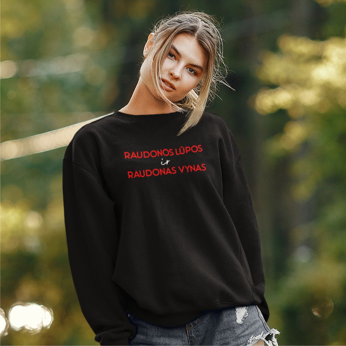 Juodas džemperis be gobtuvo "Raudonos lūpos"