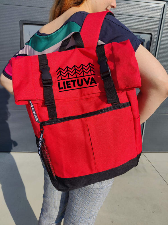 Raudonos spalvos užlenkiama kuprinė su juoda aplikacija "Lietuvos sengirė“