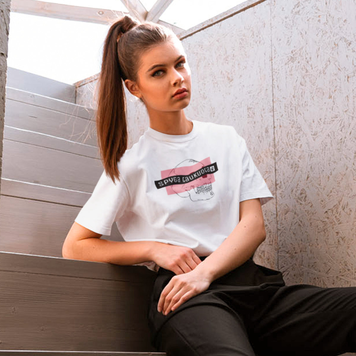 Balti marškinėliai unisex "Špyga taukuota kaukolė“