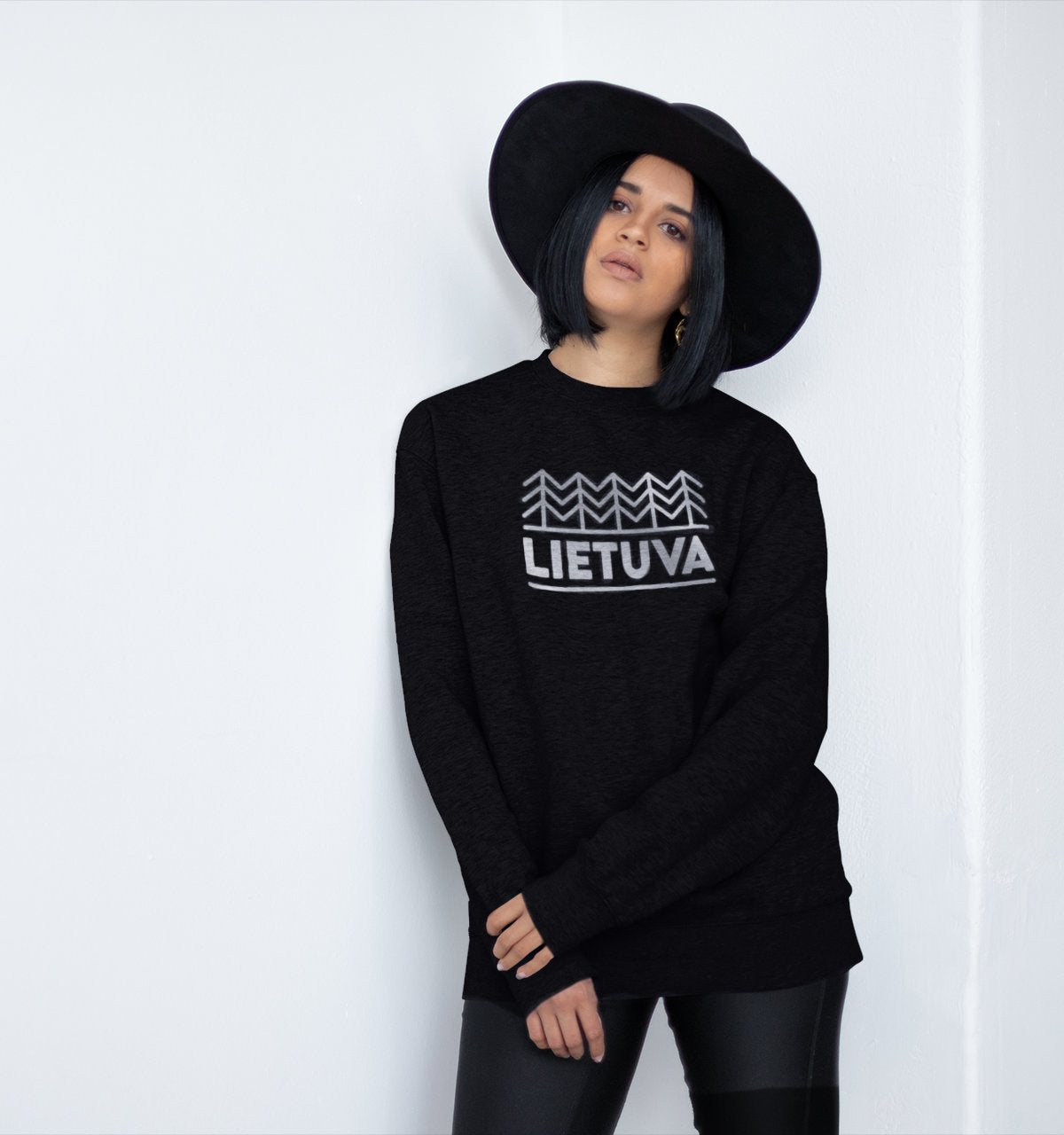 Juodas džemperis be gobtuvo su sidabriniu marginimu "Lietuvos miškas“