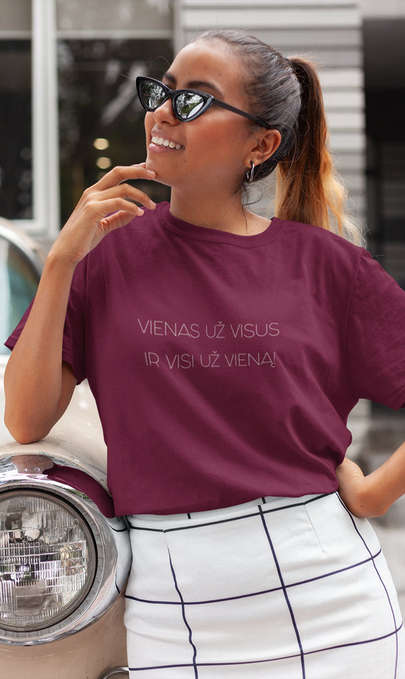 Burgundiški UNISEX marškinėliai "Vienas už visus ir visi už vieną"