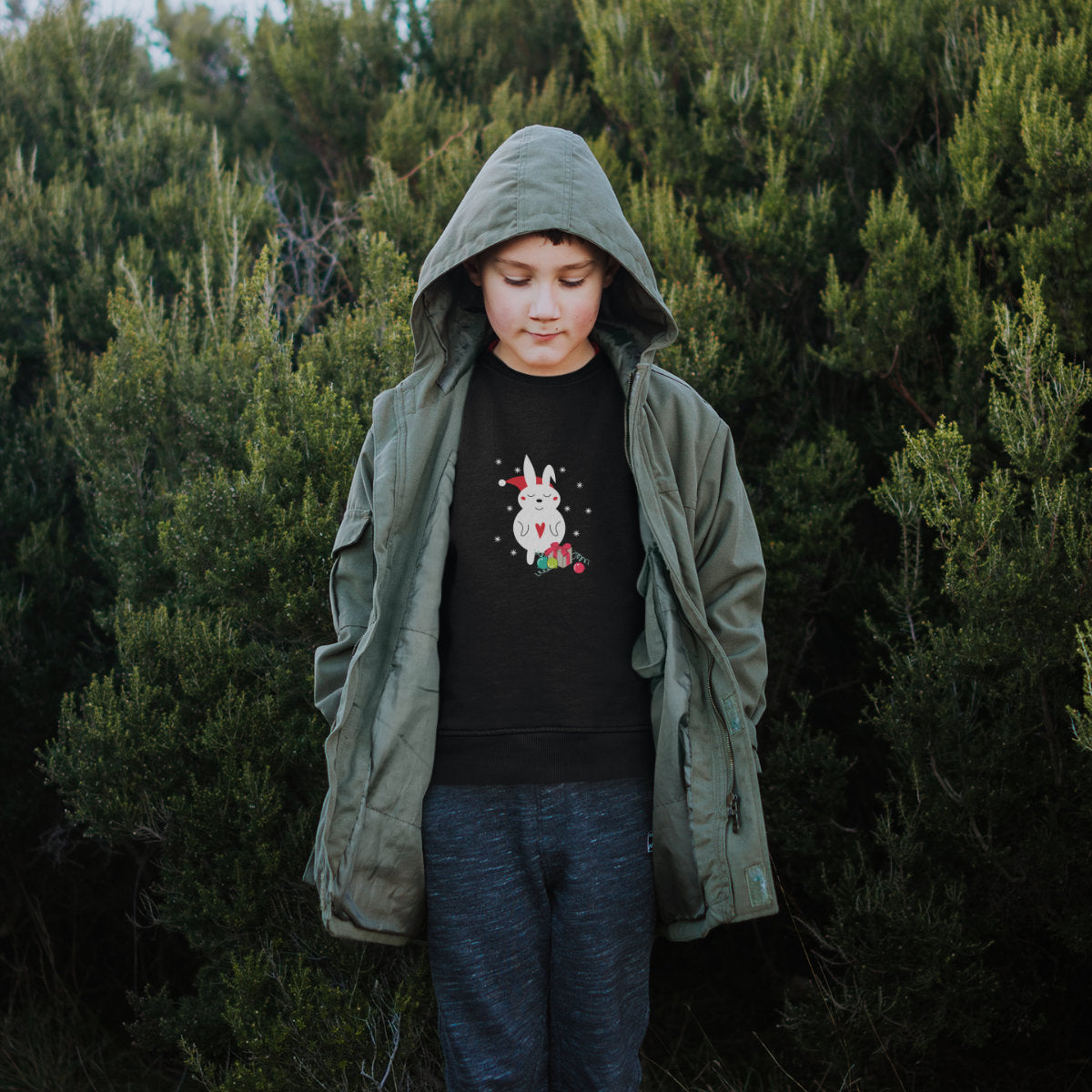 Vaikiškas juodas kalėdinis džemperis "Kalėdų zuikutis"