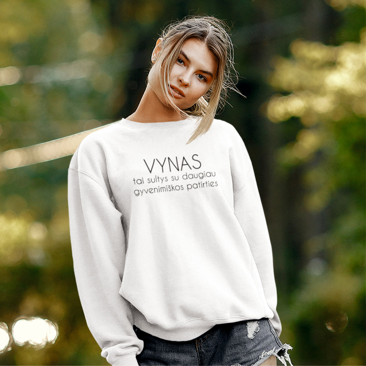 Baltas UNISEX džemperis be gobtuvo "Vynas tai sultys" ŠIURPNAČIO PASIŪLYMAS (M)