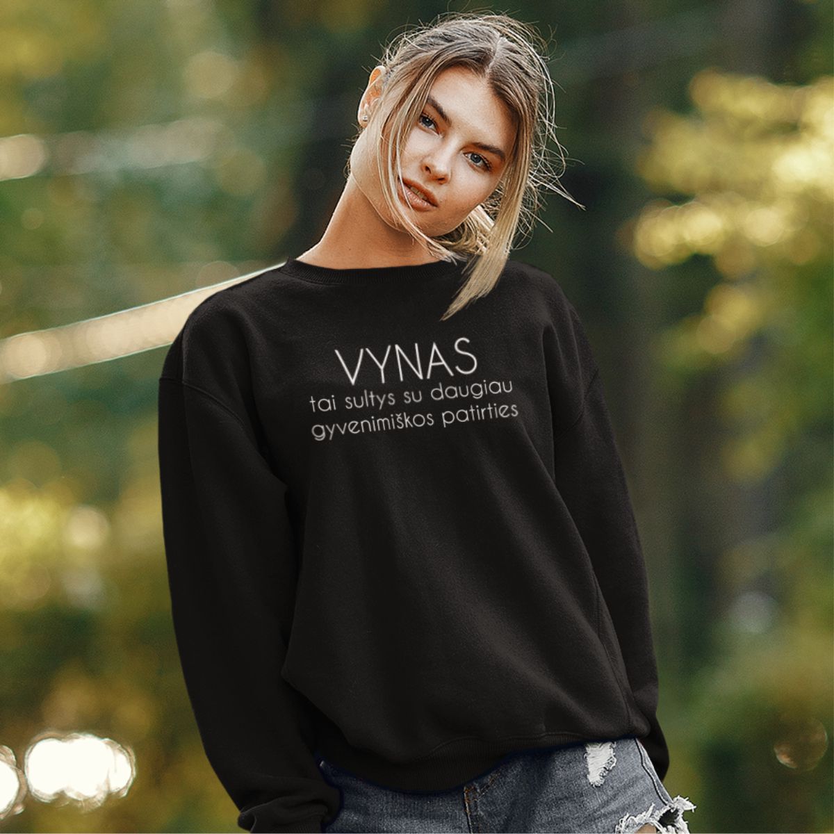 Juodas džemperis be gobtuvo "Vynas tai sultys"