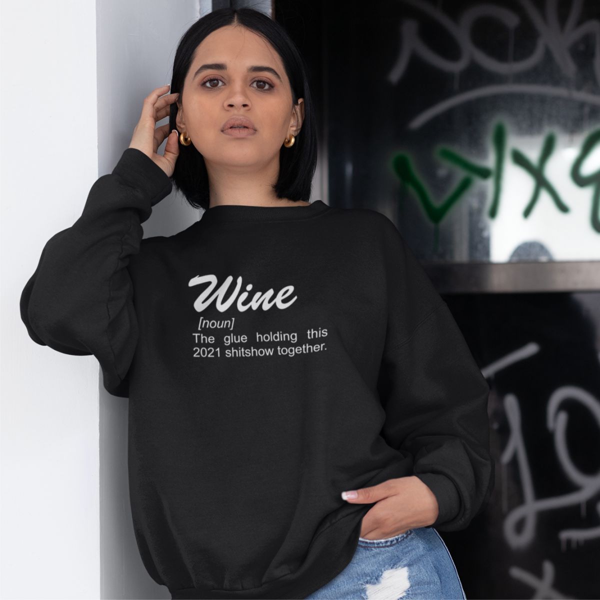 Juodas džemperis be gobtuvo "Wine is the glue"