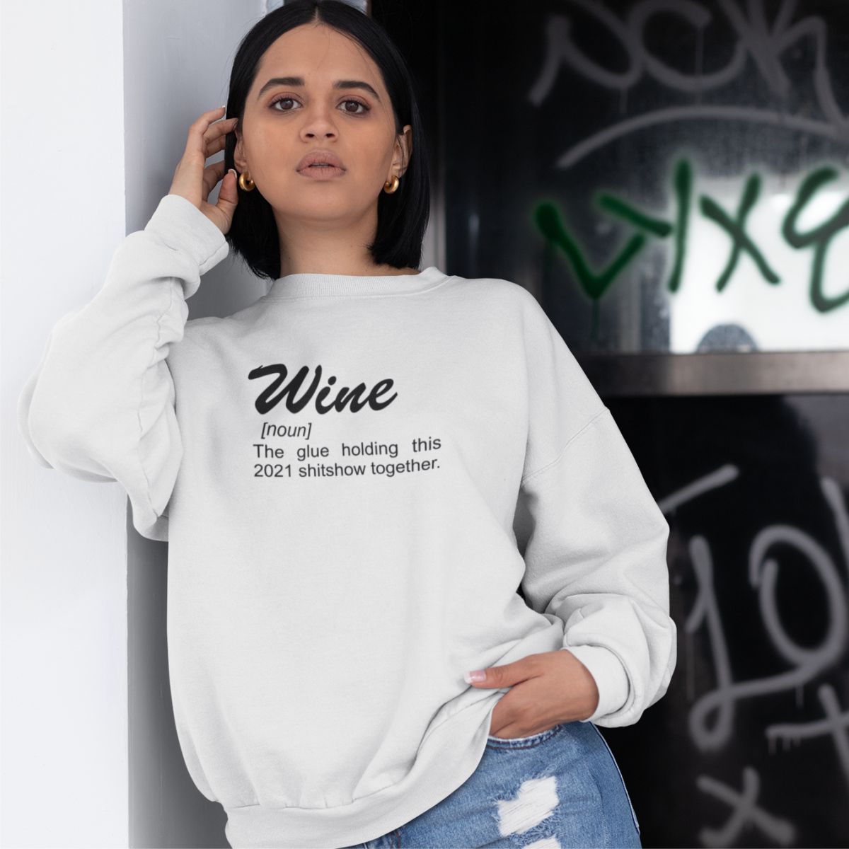 Baltas UNISEX džemperis be gobtuvo "Wine is the glue"