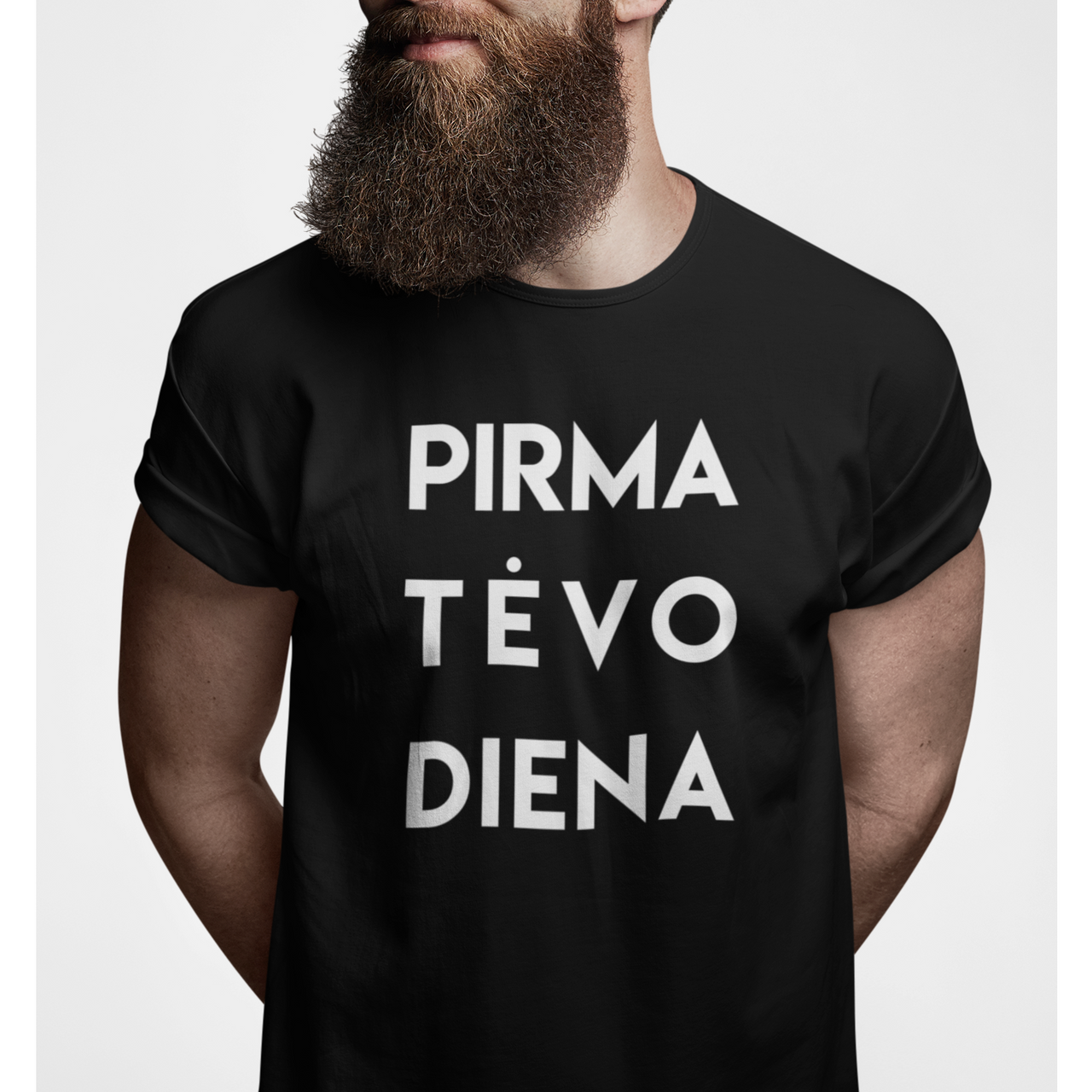 Juodi marškinėliai su užrašu "Pirma tėvo diena"
